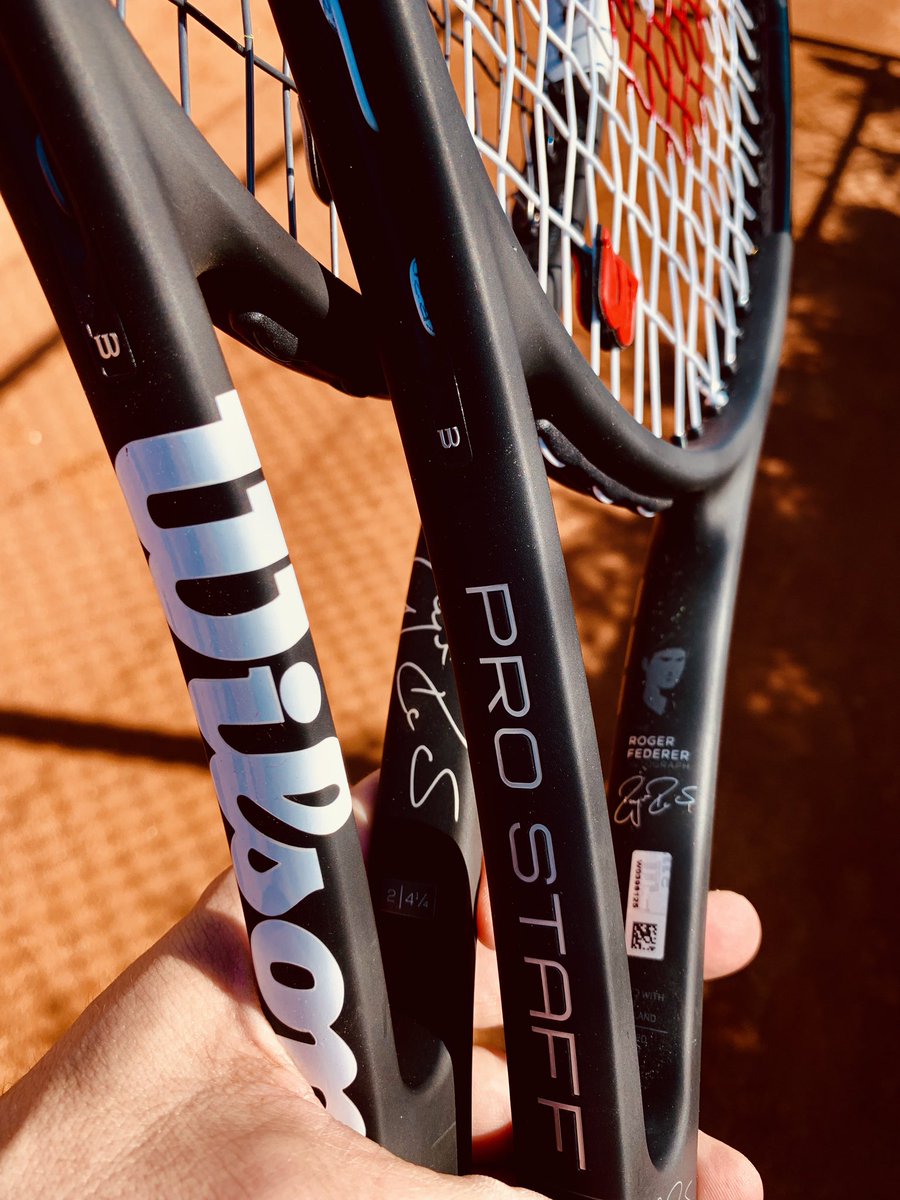 XaviGasso's tweet photo. Black or White?
Yo, mientras lleve la firma del 🐐...
#teamwilson
#moretennis
#prostaffRF97 https://t.co/CXXZKn5l39
