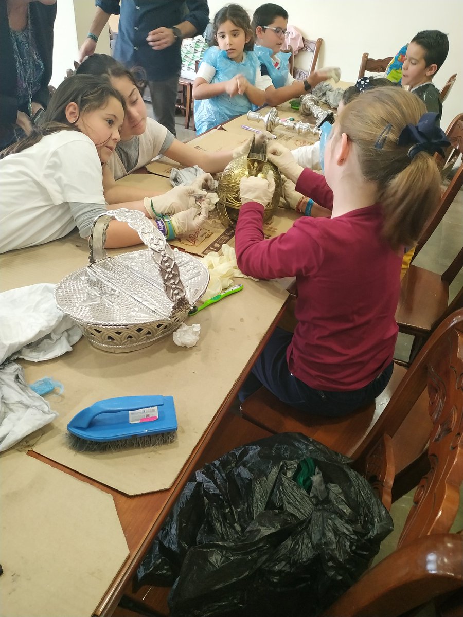 En el día de hoy hemos organizado la actividad programada con el grupo infantil de nuestra hermandad, le hemos ensañado diferentes enseres de nuestra corporación y como se limpian, gracias a todos los que han participado #HaciendoHermandad #DeSantaCatalina