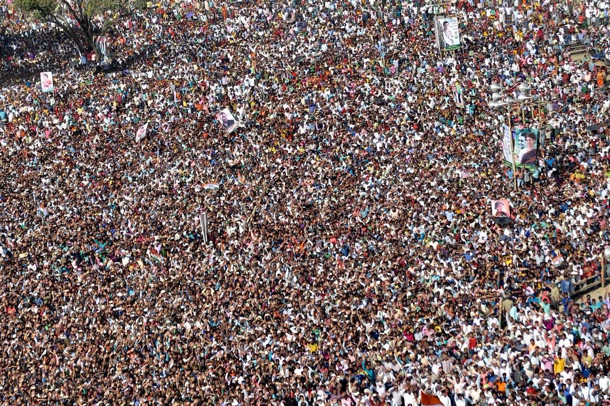 Мелкие игрушки для детей. Много радостных людей. Огромное скопление людей. Перенаселение земли. Множество людей.