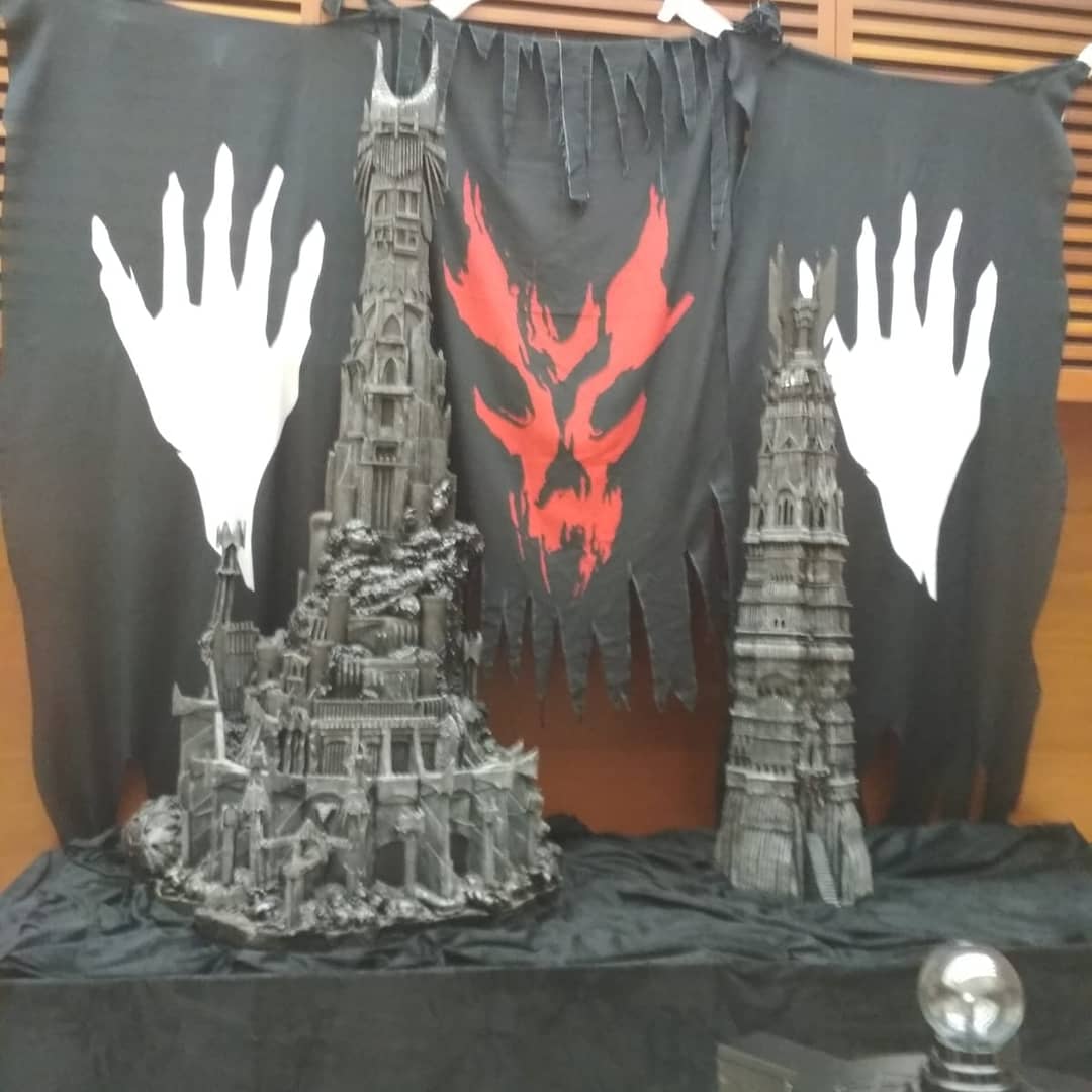 Kurogamicom's tweet photo. Nos tiemblan las piernas al ver la PEDAZO exposicion del #señordelosanillos que hay montada en el #comick de #sansebastian 😍
#thelordofthering #donostia #salonmanga #kuursal https://t.co/wU8fi5dbjz