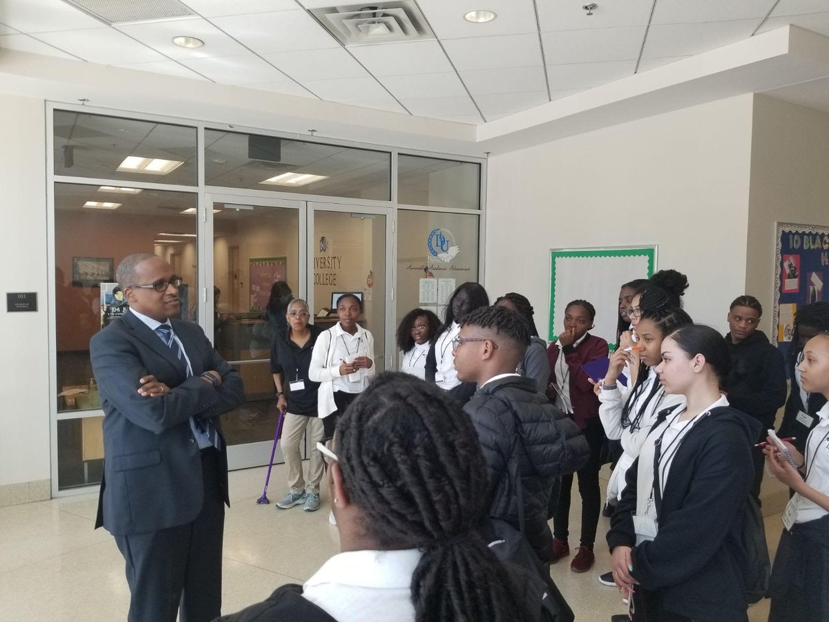 IIMFDesMoines's tweet photo. 📸 2019 IIMF HBCU Tour 📸

Investing In My Future, Inc. students tour Dillard University (@du1869) and speak with President Dr. Walter M. Kimbrough. https://t.co/WdOSYnhrnF