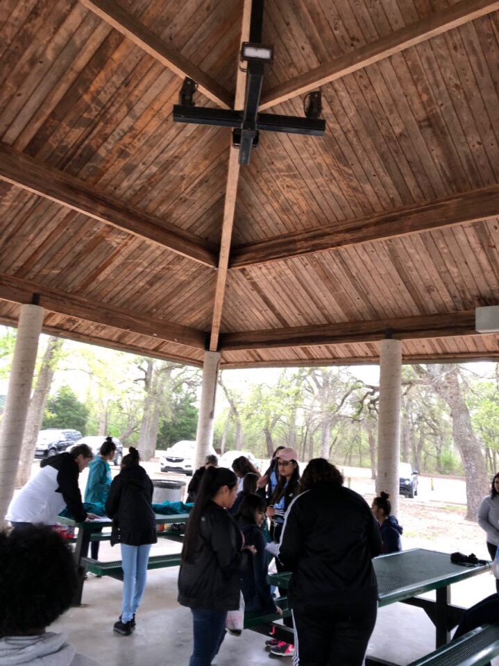 GPHSCounseling's tweet photo. Our @GPHSGophers doing their part for #TheBigEvent @gp_tx @GPISDCounseling #KeepGrandPrairieBeautiful https://t.co/wFzEcOR54E