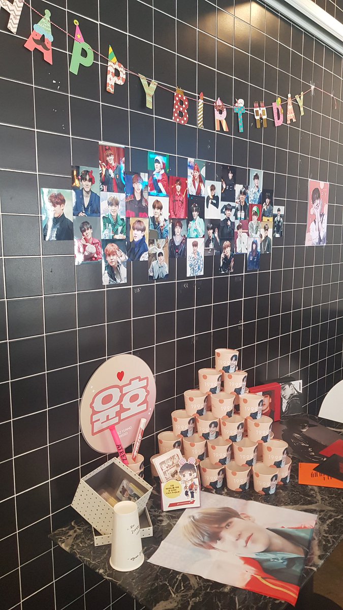 윤호 투어 끝! 광고도 카페도 다 너무 멋지게 준비해주셔서 오늘 예쁜 윤호로 가득한 하루 보낼수 있었어요 ㅠㅠ 고생많으셨고 감사합니다! 

#윤호를_만난건_내_최고의_행운이야  
#나에게_특별한_너의_날 
#3월의_행복_정윤호
#HAPPY0323YUNHODAY