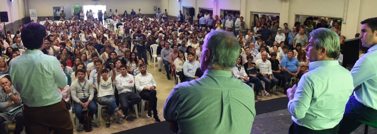 gzinny's tweet photo. #Pergamino
Encuentro educativo junto a @manu_mosca, @PatoDileo, @JMartinezPerga, @claudioarossi y 700 docentes y dirigentes bonaerenses. Diálogo y trabajo en equipo para seguir fortaleciendo la escuela pública en la provincia. ¡Muchas gracias por el compromiso con la #Educación! https://t.co/Ya7W7jvmPV