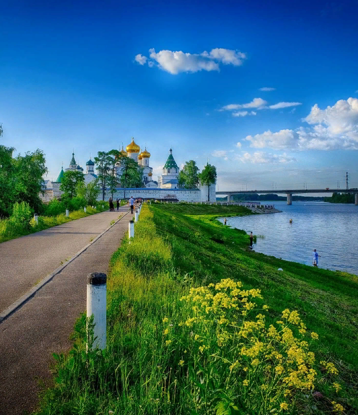 Летний вечер на набережной реки Костромы у Ипатьевского монастыря...
