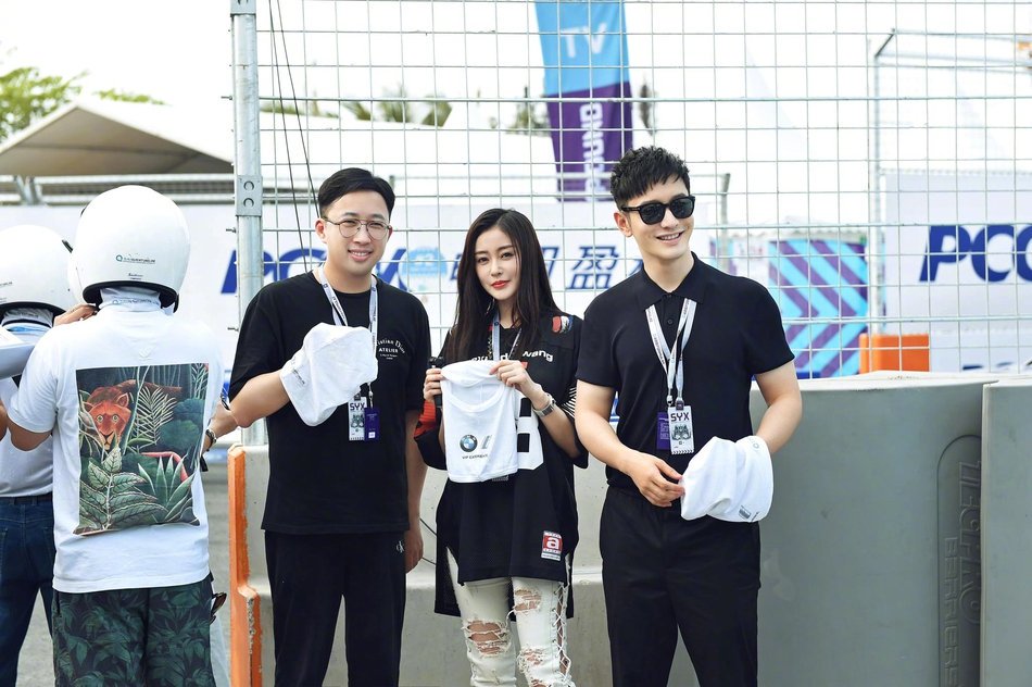 TrendingWeibo's tweet photo. #HuangXiaoming, #YiYangQianXi, #ZhangTianAi, #YuZheng, and #DengYaping attend the Formula E Sanya E-Prix! 🏎️

#黄晓明 #JacksonYee #易烊千玺 #CrystalZhang #张天爱 #于正 #邓亚萍 https://t.co/wojoKSoI10