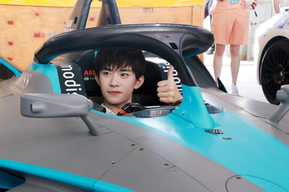 TrendingWeibo's tweet photo. #HuangXiaoming, #YiYangQianXi, #ZhangTianAi, #YuZheng, and #DengYaping attend the Formula E Sanya E-Prix! 🏎️

#黄晓明 #JacksonYee #易烊千玺 #CrystalZhang #张天爱 #于正 #邓亚萍 https://t.co/wojoKSoI10