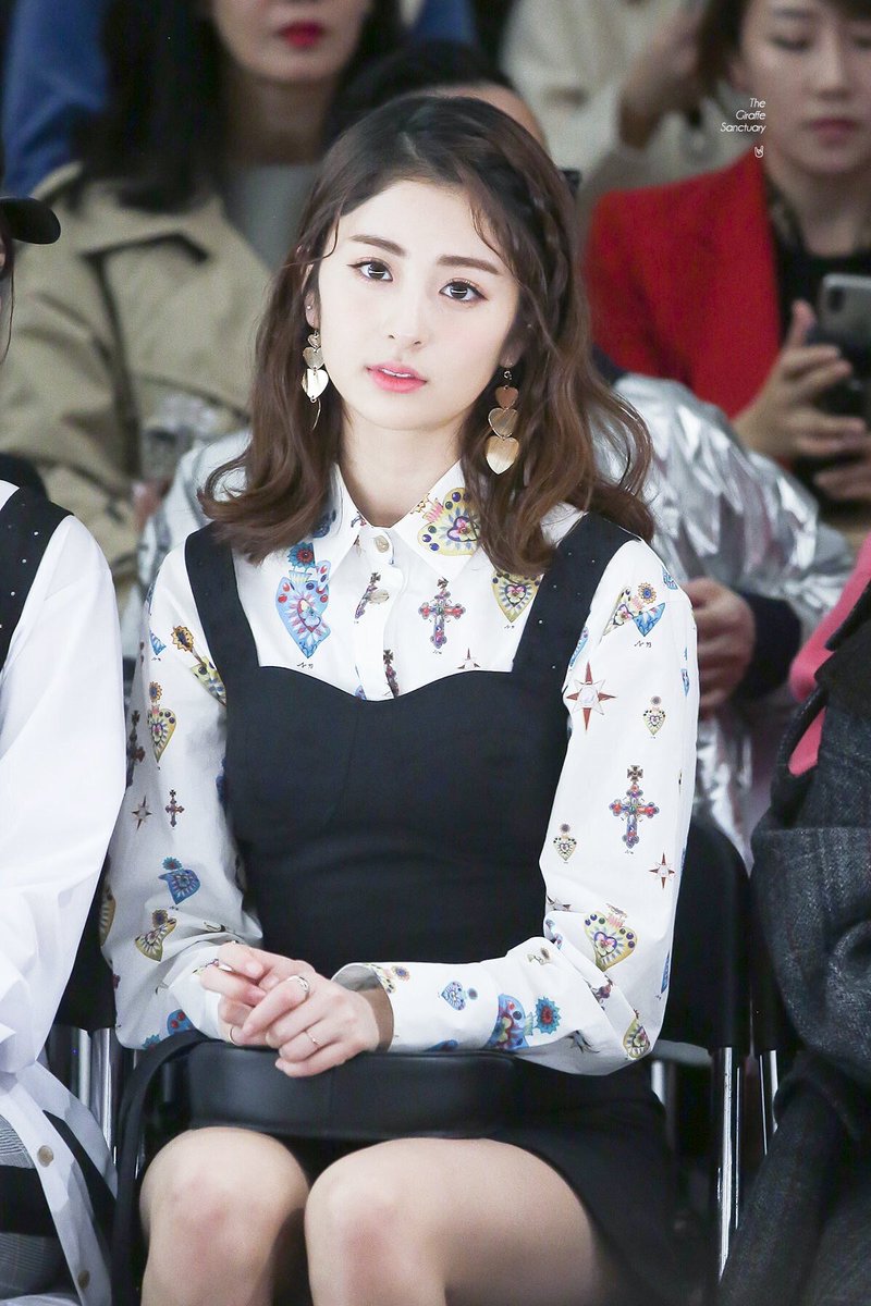 icedkirin's tweet photo. Korean Name: 허윤진 (Huh Yunjin)
English Name: Jennifer Huh
Birthdate: October 8, 2001
Entertainment: Pledis

- she is an opera singer and was famously known as "kirin" on Produce 48 because of her height. Can play ukelele, guitar and piano and it's time for you to stan her. https://t.co/zrShEbHDyl