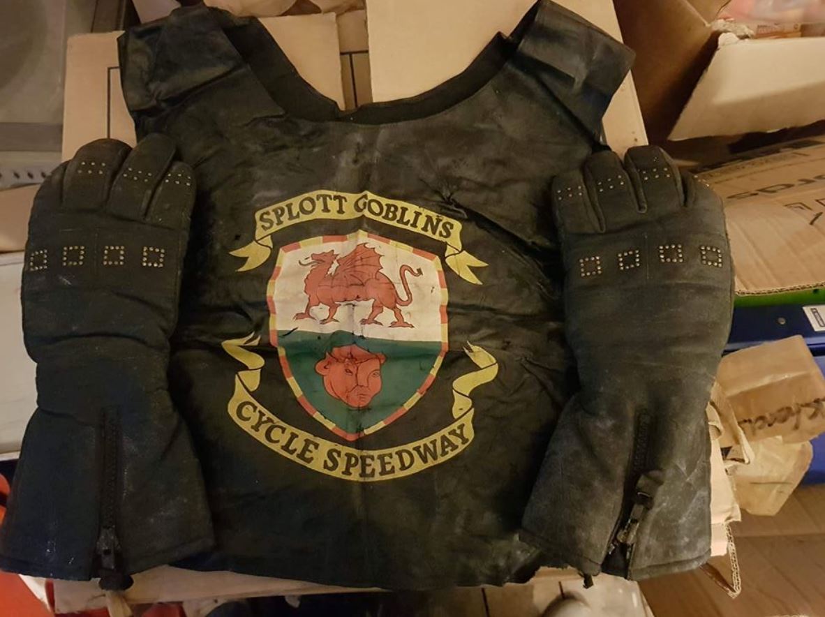 inksplott's tweet photo. Fantastic photo sent by a reader with this message: "I've found my dad's tabard from his Splott Goblin speedway days around 1950s. Does anyone have any information on this please?".
Can anyone help? #Splott #speedways #motorbike https://t.co/rRIdZAKqjr