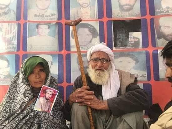 MuridBaluch's tweet photo. The old mother and father is their in #VBMPProtestCamp to find their Son who promise them to take care of them when they get old. 
Today old parents need him but he is In Pakistani torture cells.
#ReleaseMissingPersons https://t.co/TSRCaQXlJI