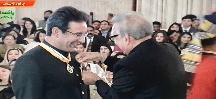 SajSadiqCricket's tweet photo. Wasim Akram and Waqar Younis receiving the Hilal-i-Imtiaz which is the second highest Pakistani civilian award and is given to individuals who have made outstanding contributions in their fields and that have led to international recognition https://t.co/ABW25h0fz6