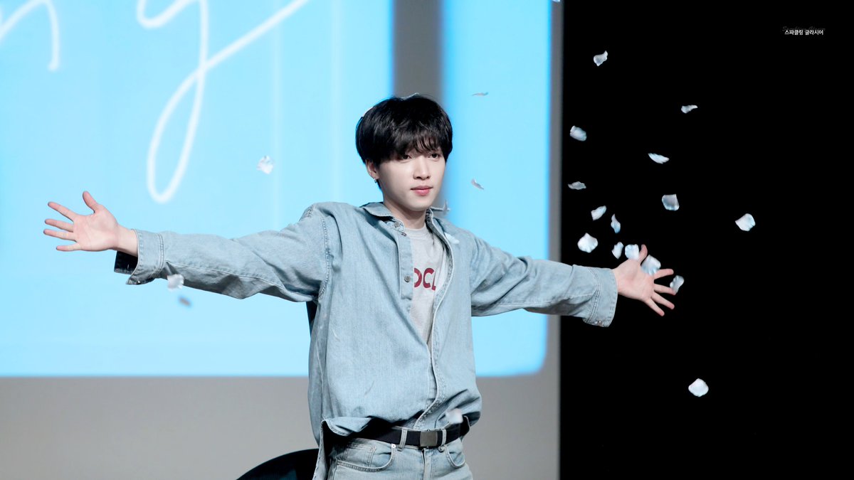 spark_glacier's tweet photo. 190323 핫트랙스 팬사인회 #정세운 @sewoon_jeong https://t.co/3ftM3C86Qi