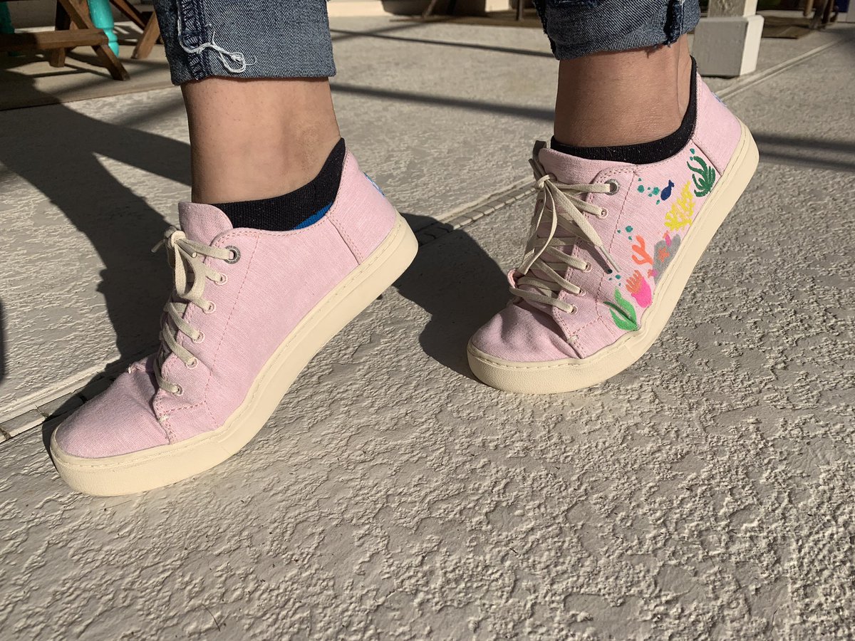 shakengraphics's tweet photo. “Darling, it’s better, down where it’s wetter, Under the Sea!” 🐠 🐟 🐬🐋🐡🐙🐚 Send me a DM to order your “Under the Sea” designed shoes! #shakengraphics #shaken #graphics #underthesea #ocean #reef #Toms #custom #painted #shoes https://t.co/mRoQ5Y376b