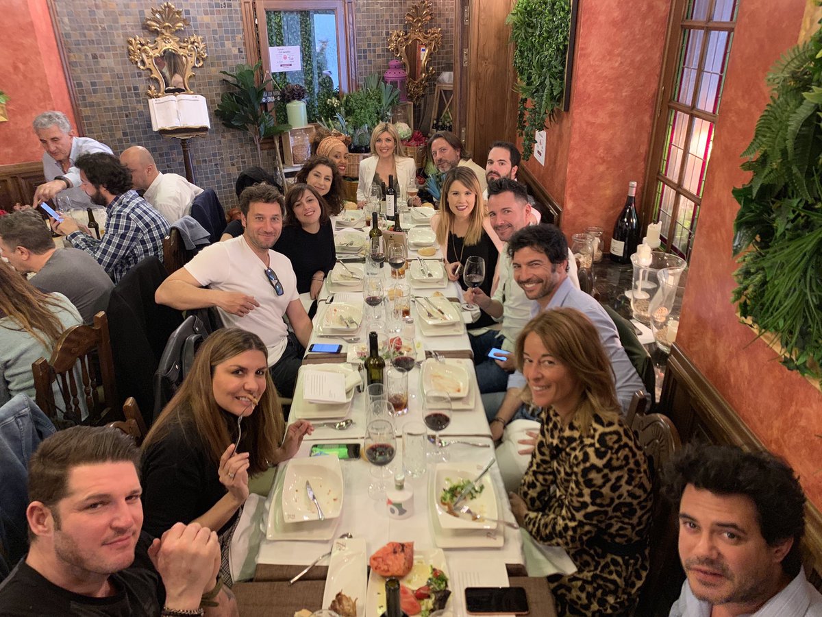 <a href="/manutenorio/">Manu Tenorio</a> y <a href="/silvia_casas1/">Silvia Casas Vegue</a> en una de las comidas con motivo del #CocidoDay.