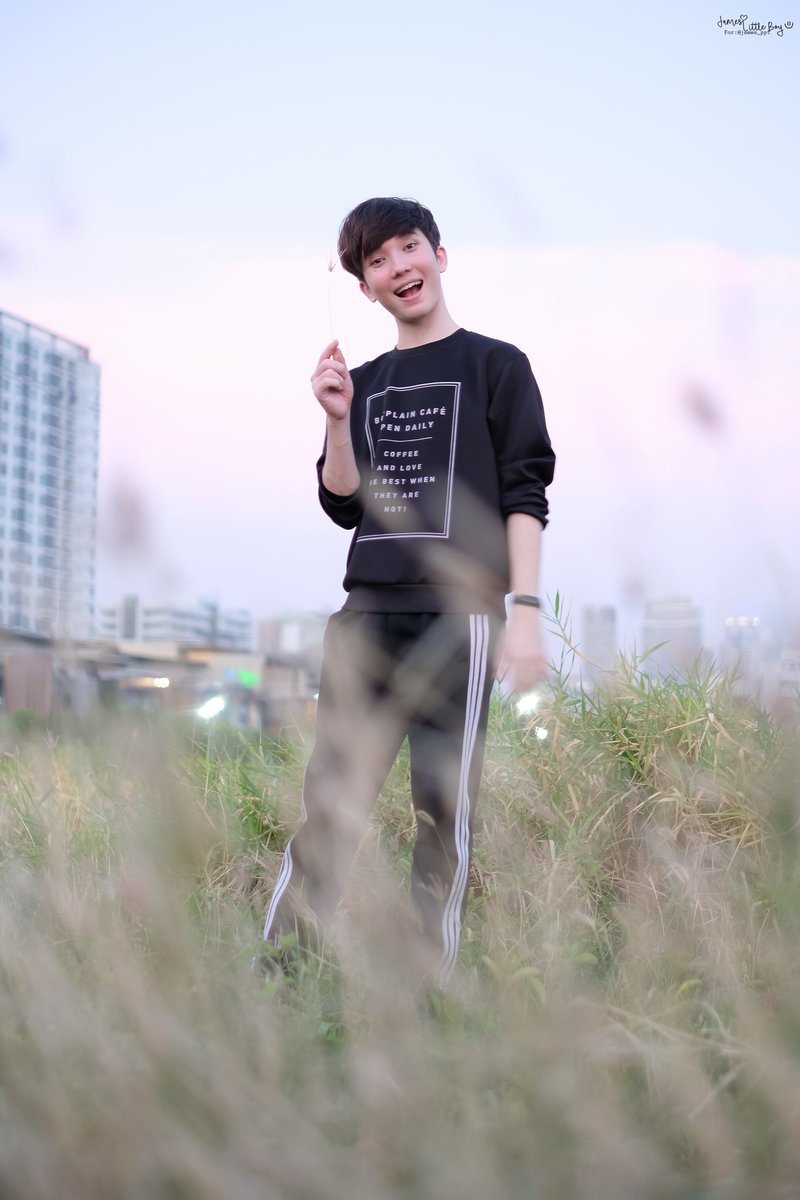 james_littleboy's tweet photo. ก็แค่ดอกหญ้า กับคนน่ารัก ❤
#20thJAMESday 
#james_ppt 
#theeffectth 
#TUSexyBoy https://t.co/udFfqgYM6V