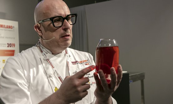 identitagolose's tweet photo. Il buon gelato e il linguaggio della memoria.
A Identità Gelato mattina a-tutto-gusto (e sapienza tecnica) con le lezioni di Crivella, @morenocedroni, Bernardini-Sapia e @brunellipaolo65 #IGmi19 https://t.co/dT7qfjpGfG https://t.co/5VvIhuSCRt