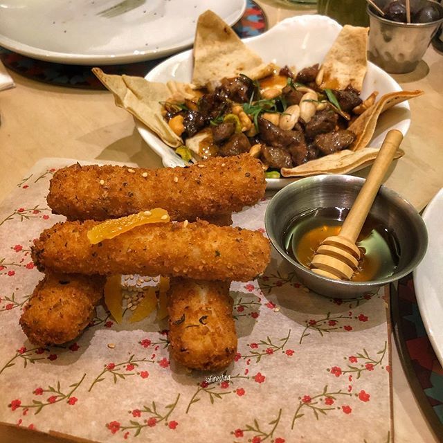 Riiiimms's tweet photo. My new favorite at @nasmabeyrouth 🥰
.
.
Halloumi Sticks with Sesame & Honey🍯❤️
.
.
#sofuneating #nasmabeyrouth #starter #haloumi #honey #lebanesefood #lebanesefoodies #beirut #lebanon #yummy #foodiesofinstagram #foodporn #saturday https://t.co/S1TEoNNvno