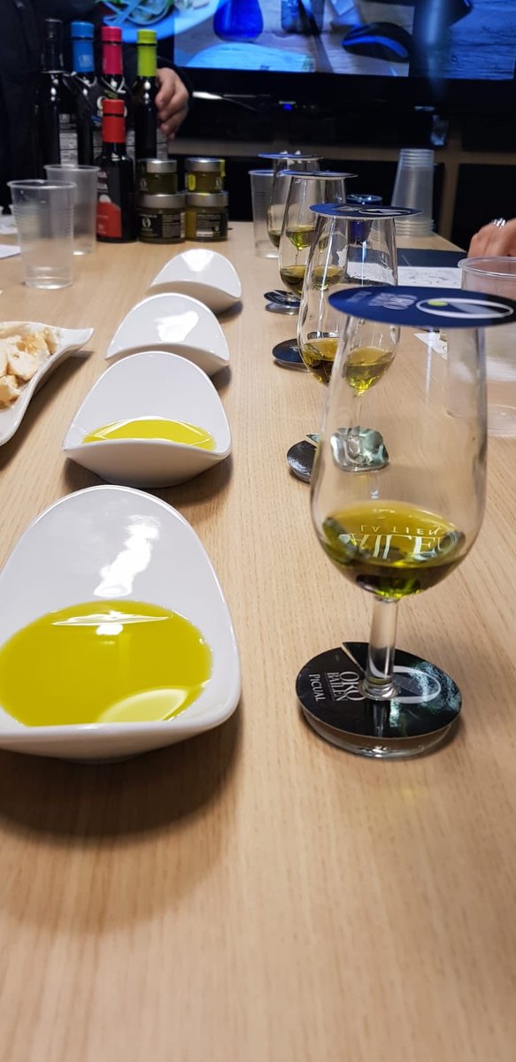 GuiaMichelin_ES's tweet photo. Tras una visita a la almazara @OroBailen, que nos introduce en el apasionante universo del aceite, comemos en #Linares, en 2 restaurantes #BibGourmand: @Canelaenrama_08 y @lossentidos13. #GuiaMichelin #MichelinExperience https://t.co/TeHZpMZoCr
