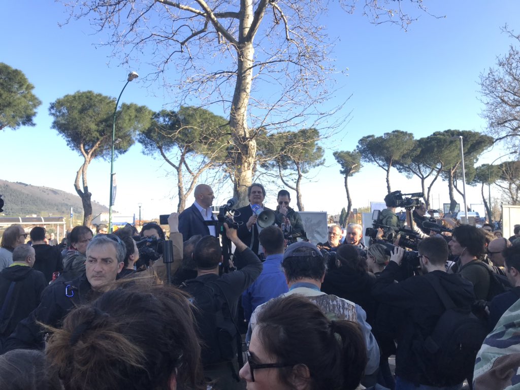 ilaesptgr's tweet photo. #ForzaNuova presidio a #Prato
Manifestanti arrivati riunendosi in un piccolo corteo, nell’ultimo tratto di strada per arrivare in piazza del Mercato Nuovo @TgrRaiToscana https://t.co/kYguPVedgc