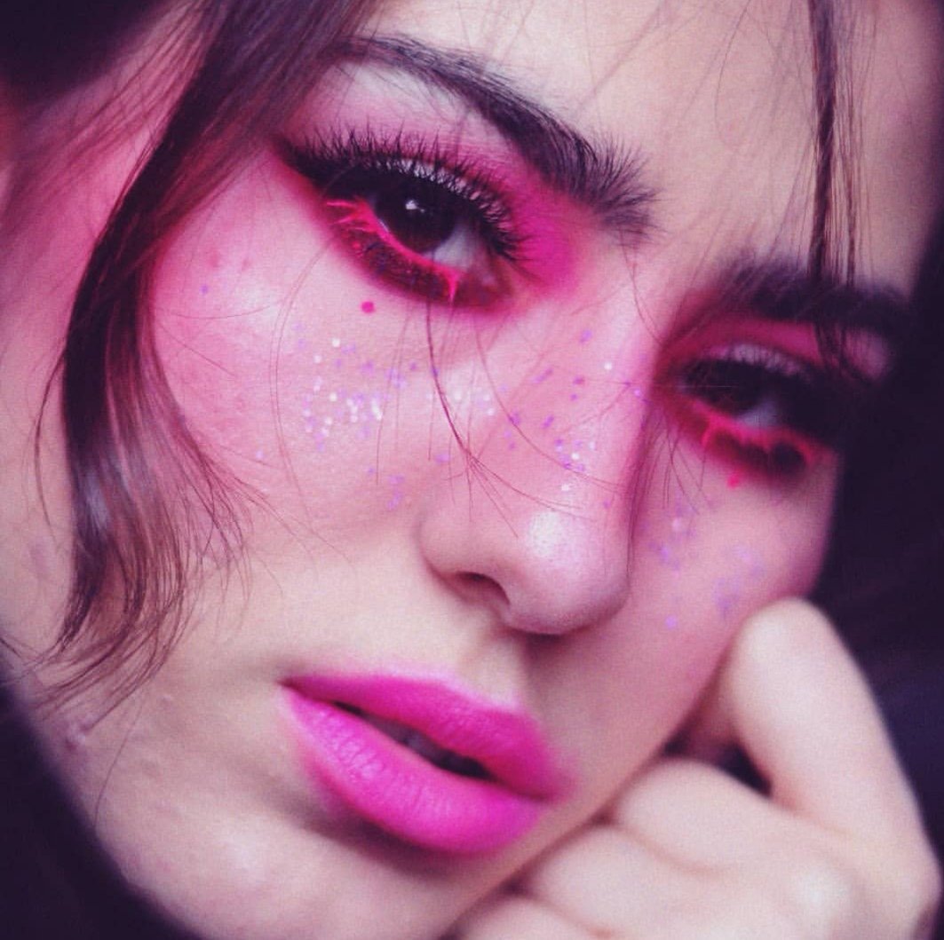 Dreamy flourescent #BrunetteBombshell vibes from <a href="/EciaNiemiec/">Emalovii</a> in her #demurelashes 💕

#LashPro #LashesLondon #MUA