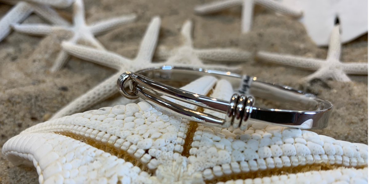 mybeachtreasure's tweet photo. One of our favorite jewelry designers can soon be yours too! Meet @ELDesignsbyEdL1 ๐ซ #beachtreasuresduck #jewelry #jewelrydesigners #edlevindesigns #eldesigns #sterlingsilver #bracelets #mybeachtreasure #ducknc #obxnow #doducknc https://t.co/JZHr94LM9s