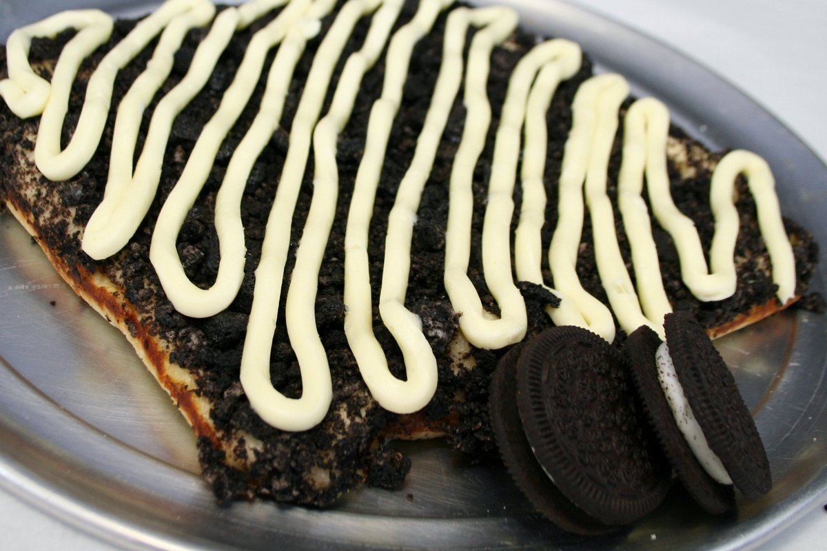 Oreo Pizza for dessert? We think so! Get one for only $5!! #dessert #pizza