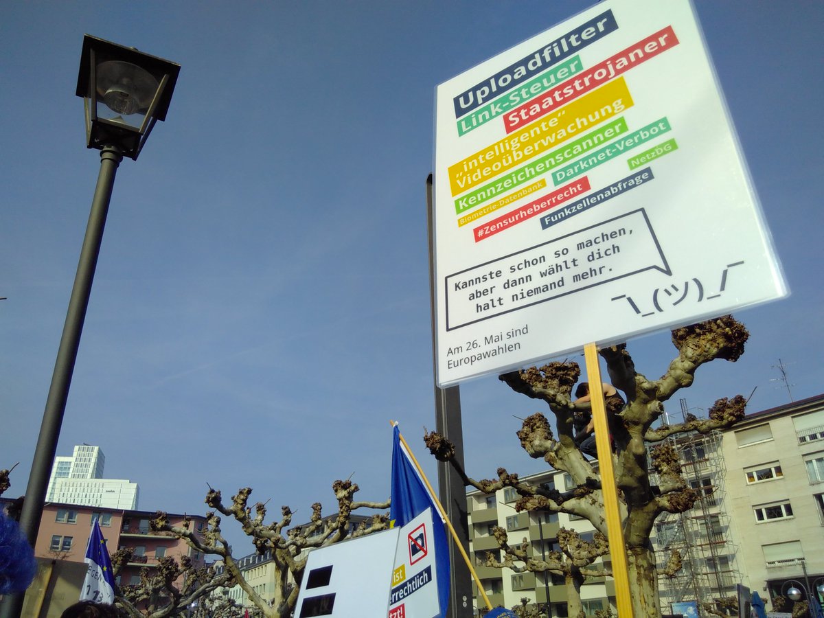 marcoh___'s tweet photo. Ordentlich was los hier in #Frankfurt! Wir sind über 10.000 Menschen gegen #Uploadfilter, #Leistungschutzrecht und #linktax. Liebe MdEPs, stoppt #Artikel11, Artikel12, #Artikel13! #FrankfurtGegen13 https://t.co/ZNRb0qQiMq