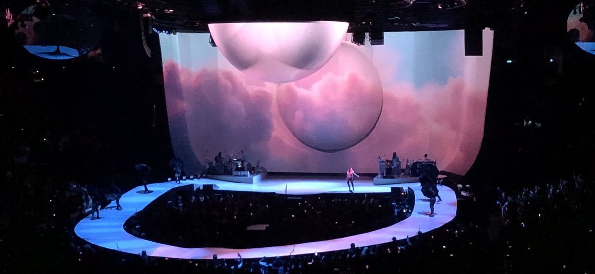 ariannareid's tweet photo. @ArianaGrande https://t.co/QAP8a8bGE4