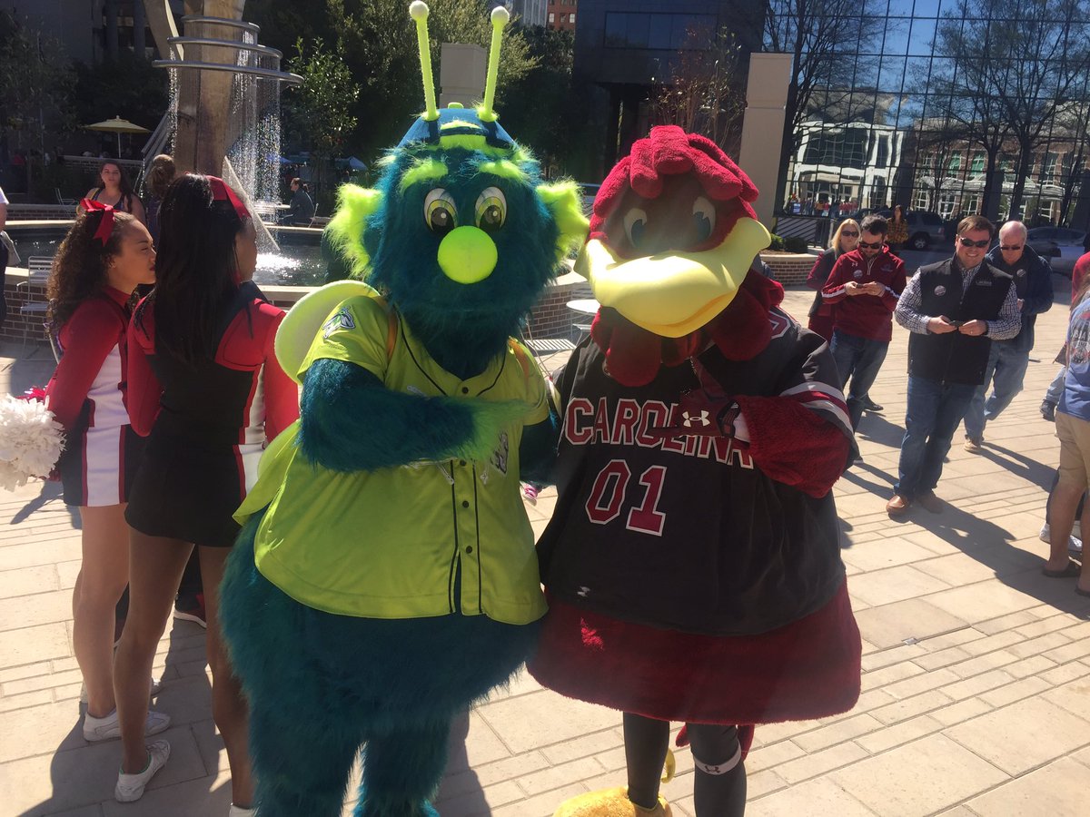 mainstcolasc's tweet photo. It’s a fun day on Main Street! #MainStColaSC #HoopsFanDay https://t.co/vIRI3EcAc8