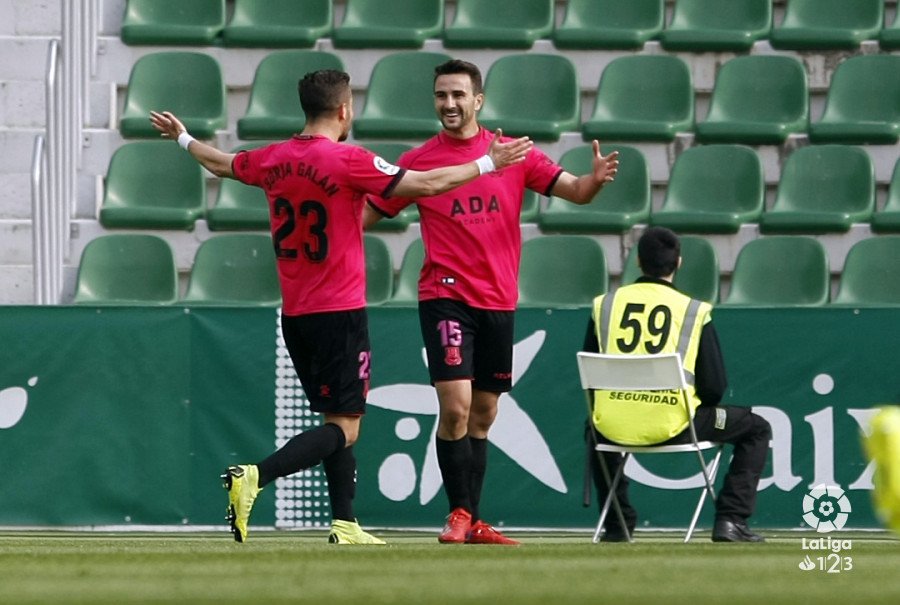 AD_Alcorcon's tweet photo. 👉Algunas imágenes de esta primera mitad con nuestra afición presente en el Martínez Valero.
¡Equipo! ¡SEGUIMOS!
#Creemos 
⚽#ElcheAlcorcón
💛#VamosAlcor https://t.co/iADwQNipXW