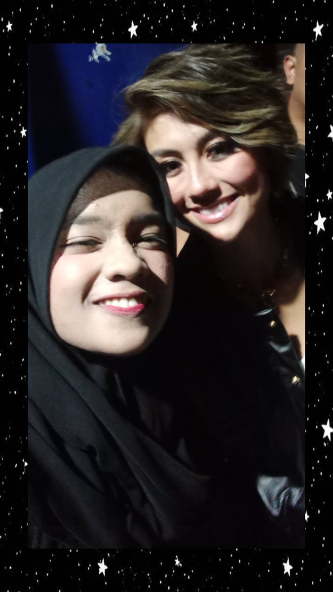 everyerinn's tweet photo. Interviewing her : checked✔
Talking to her closely : checked✔
WEFIE WITH HER, YES HER, AGNEZMO : CHECKED!!!!1!1!!!!1✔
#AgnezMo #PerksOfBeingJournalist agnezmo https://t.co/yPwvtSYMB0