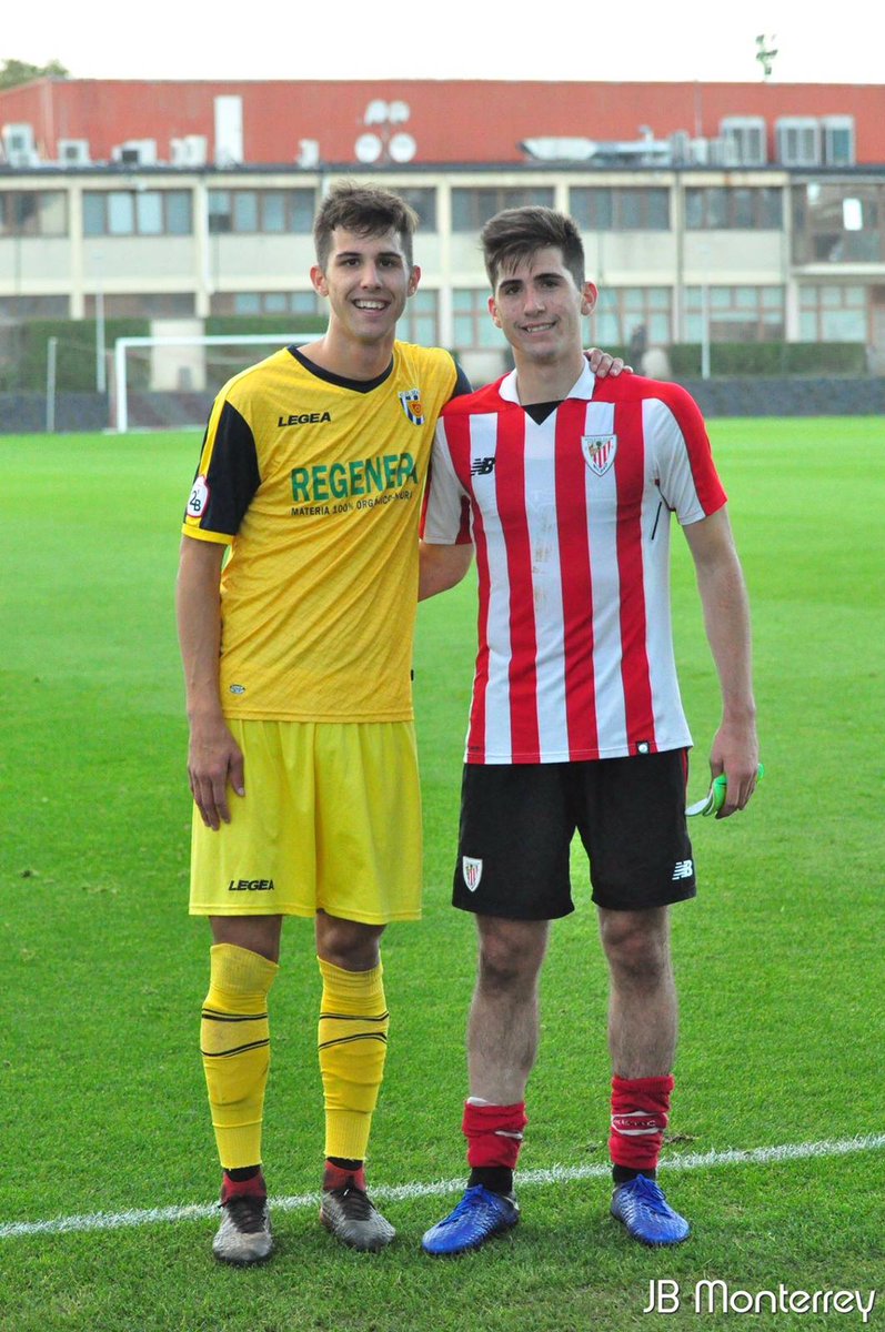 REPORTAJE 📝| En nuestra página web, disponible un reportaje sobre el reencuentro de los hermanos Areso, donde se enfrentarán mañana en Merkatondoa defendiendo las camisetas del <a href="/CD_Izarra/">CD Izarra</a> y del <a href="/AthleticClub/">Athletic Club</a> <a href="/areso_7/">Javier Areso</a> <a href="/areso1999/">Jesús Areso</a> #IzarraBilbaoAthletic 🔵⚪️ clubdeportivoizarra.es/reportaje-el-r…