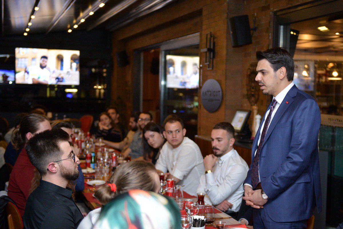 EskisehirBatob's tweet photo. Nevruz kutlamaları nedeniyle Eskişehir'de bulunan YTB Başkanı Sn. @abdullah_eren ile @EskisehirBatob olarak bir araya geldik. Yoğun programı arasında bizlere vakit ayıran değerli Başkanımıza, ağabeyimize kıymetli tavsiyeleri ve destekleri için teşekkür ederiz. https://t.co/wiZIHr1ElI