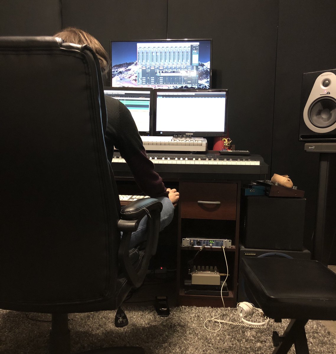 EricaChaseMusic's tweet photo. Spending most of my time in the lab lately working on the good stuff! #Grateful #newmusic #prosongwriter #SaturdayMorning https://t.co/eotQd1tcgZ