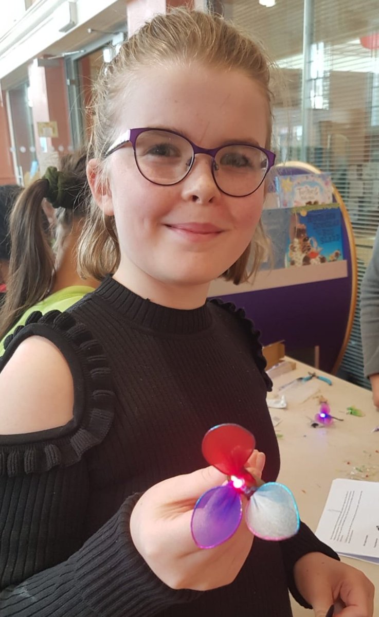Ka81's tweet image. Lovely see some of our mother's Day flowers getting finished after #HTML #CSS cards today @liverpoolcode @Liverpoollib :) Hope everyone's mum enjoys them !!