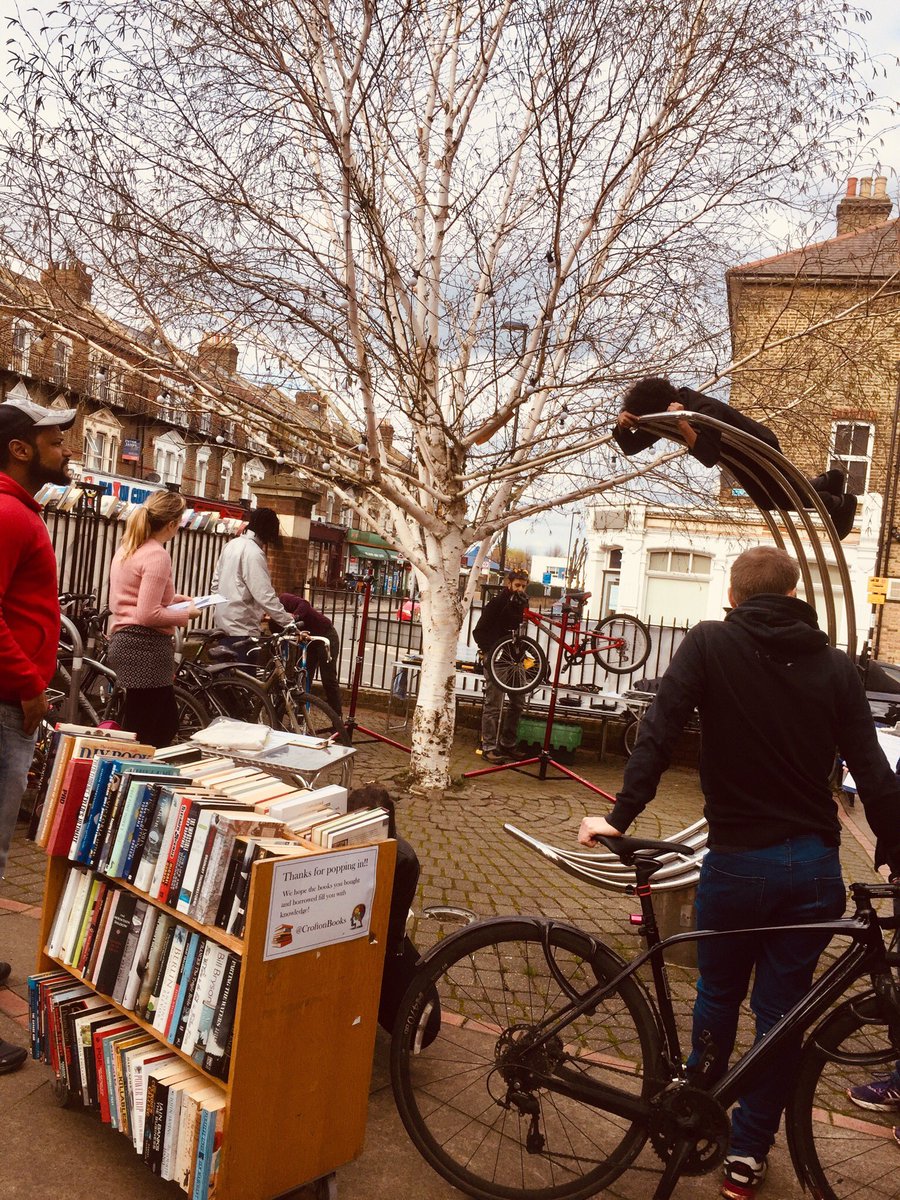 LibrarySE4's tweet image. 🚴🏼‍♀️Bike repairs 🚴🏾‍♂️ in the library’s forecourt now 🚴🏻‍♀️🚴🏼‍♀️Thanks to @lewicyclists  @greencroftonpa1 @londoncycling #getonyourbike #lesscars