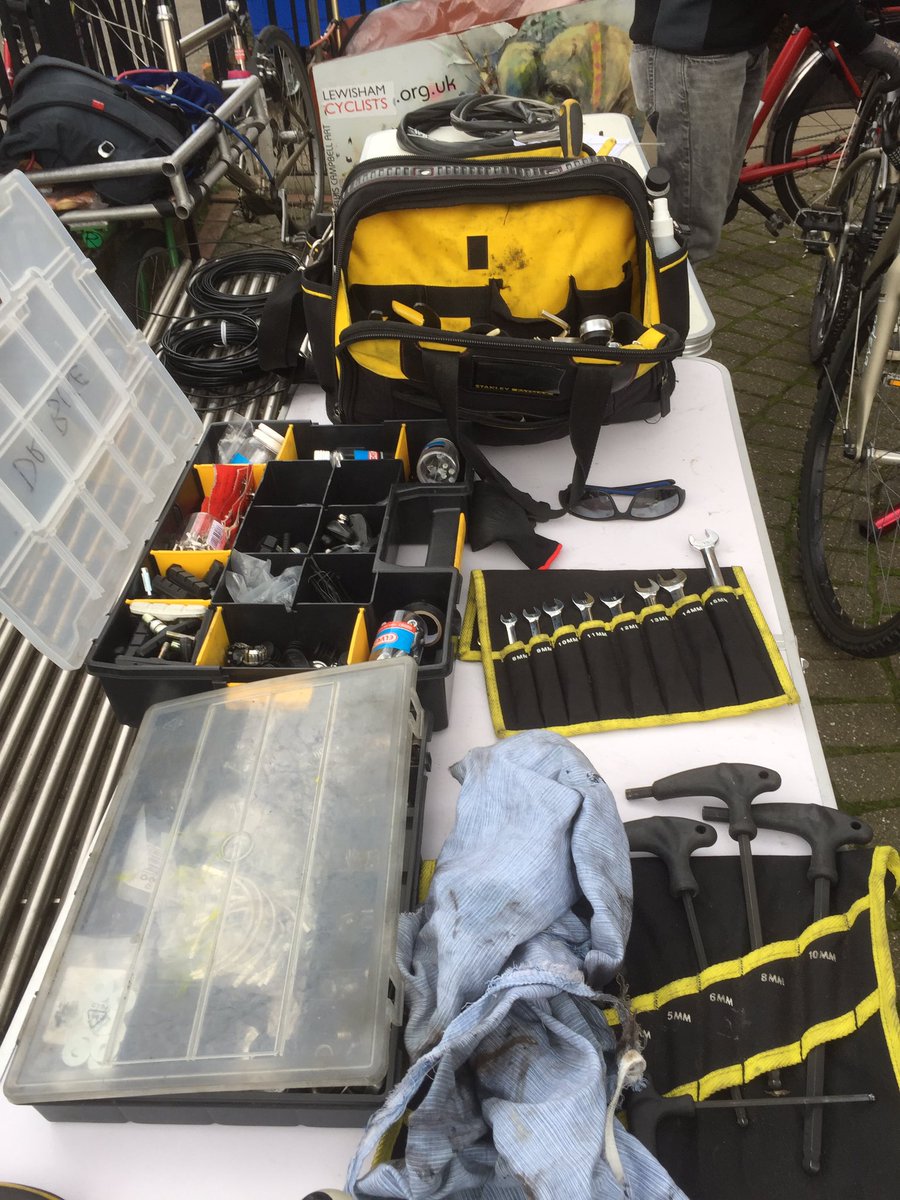 LibrarySE4's tweet image. 🚴🏼‍♀️Bike repairs 🚴🏾‍♂️ in the library’s forecourt now 🚴🏻‍♀️🚴🏼‍♀️Thanks to @lewicyclists  @greencroftonpa1 @londoncycling #getonyourbike #lesscars