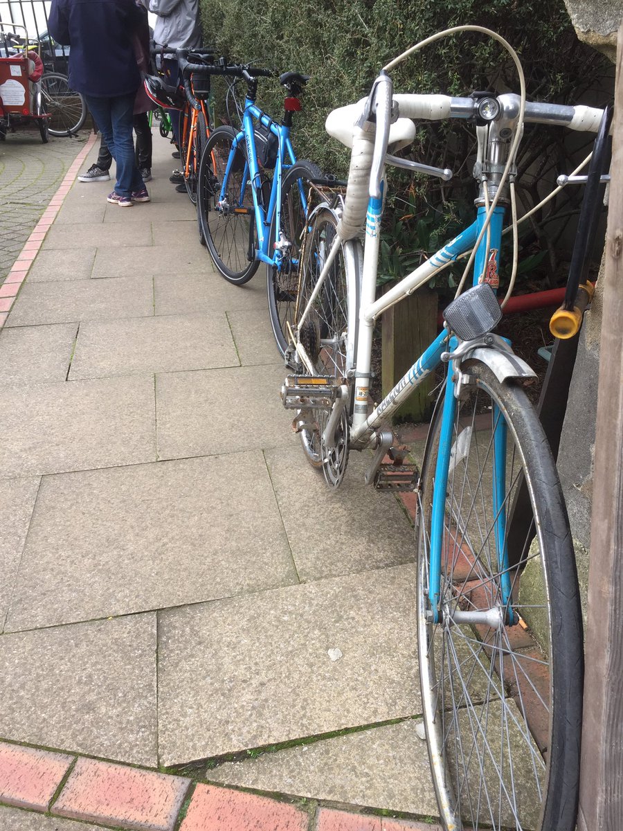 LibrarySE4's tweet image. 🚴🏼‍♀️Bike repairs 🚴🏾‍♂️ in the library’s forecourt now 🚴🏻‍♀️🚴🏼‍♀️Thanks to @lewicyclists  @greencroftonpa1 @londoncycling #getonyourbike #lesscars