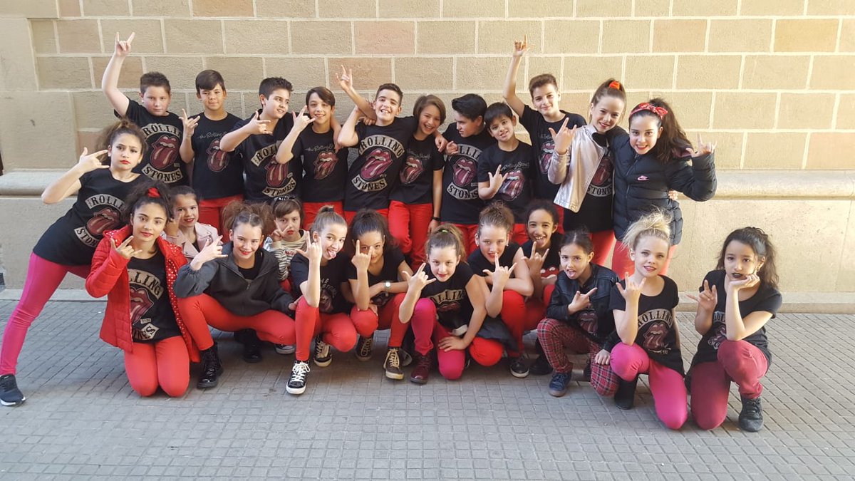 5ePrimaria's tweet photo. 5èC a tope en el Musical "Forever Young". Ho han donat tot a l'escenari. Un regal pels papes 🤩 https://t.co/fVFxG3v9F0