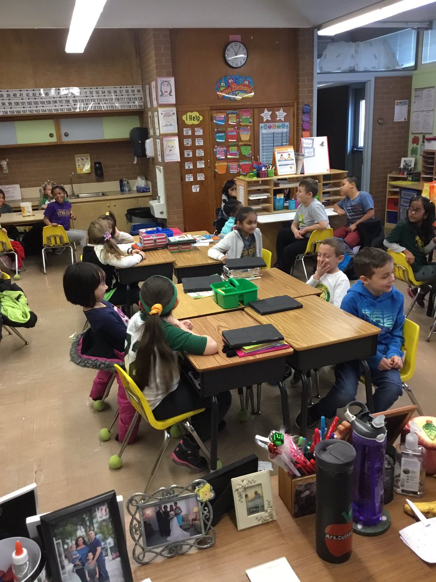 MrsJCuthbertson's tweet photo. Tiger buddy fun with our Kindergarten friends! We made beautiful flowers for our attribute gardens 🌸🌺🌼 #22tigers https://t.co/ULxFn3Psr1