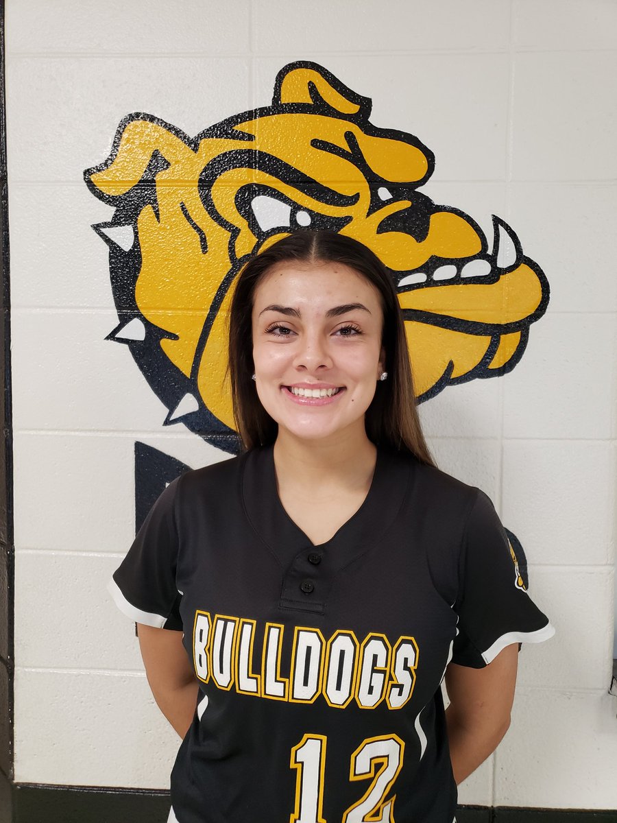 GOBULLDOGS_SB's tweet photo. Power surge! Izzy Martinez hit her 4th HR in 3 consecutive games with today's blast ending the game early 12-2 in 6. The TEAM scored the other 11. #goodeye #squatswork @TBaranek @BulldogsHLR @GoJacksSB https://t.co/qOulFea61Q