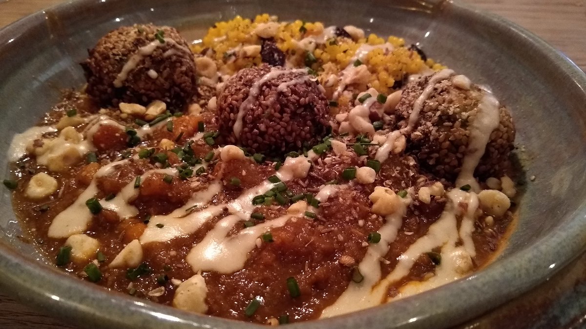 VeganOlive1's tweet photo. Mains at #Fellpack #Keswick...Wow absolutely spot on dishes...Mushroom apricot & hazelnut roast & Winter tagine with falafel & tahini dressing, you were right @SolihullVegan ..awesome food ππππππ± #Veganfriendly #Veganfoodshare #Govegan https://t.co/H1SKsBQzGc