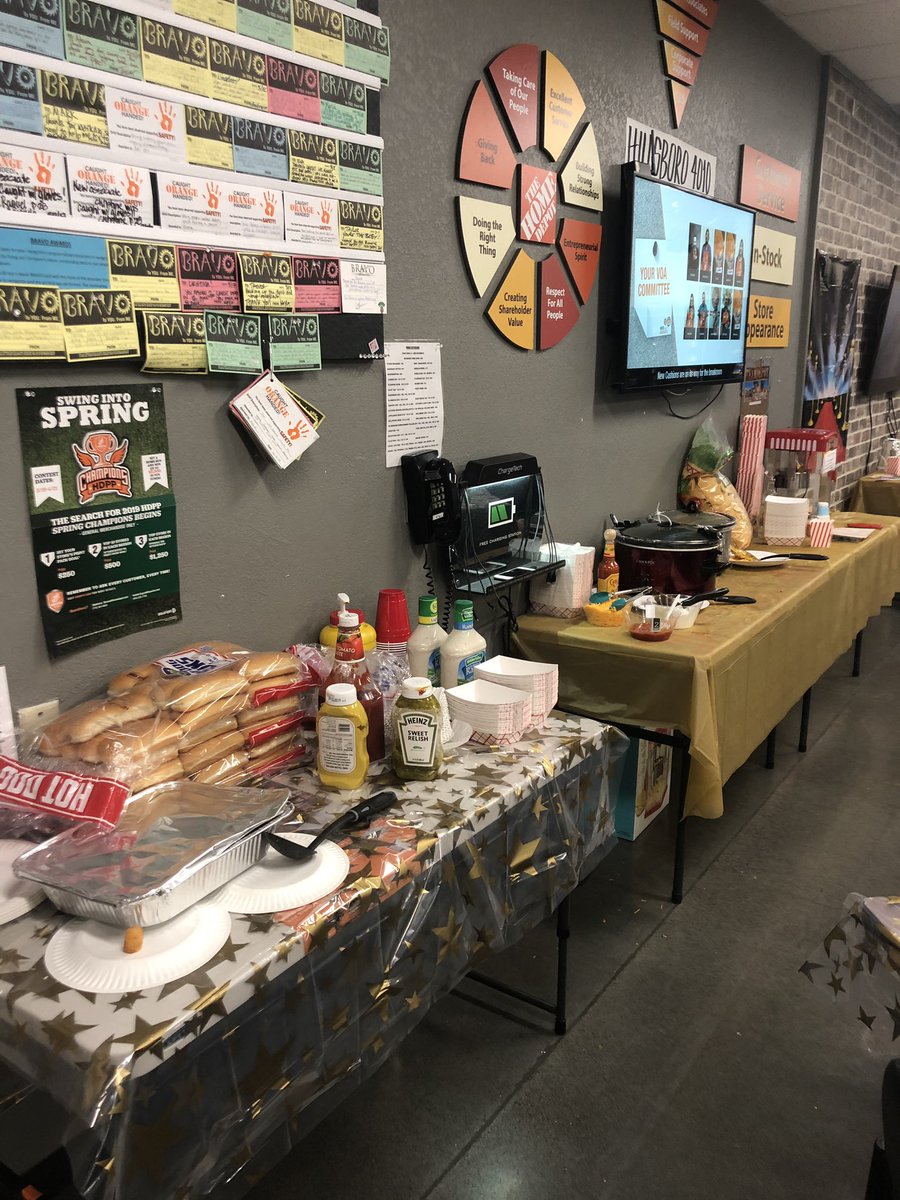 jennlarson12's tweet photo. Day 2 #successsharing Hot dogs, tots and Indiana Jones! Even got some sunshine ☀️@L_Donna82 @bamanda1214 @KayK_Quinn @ElijahJoslyn @tiana_martines @bdesigns03 @TalonHD4010 @JABTHD4010 https://t.co/RVQ1y0PTuN