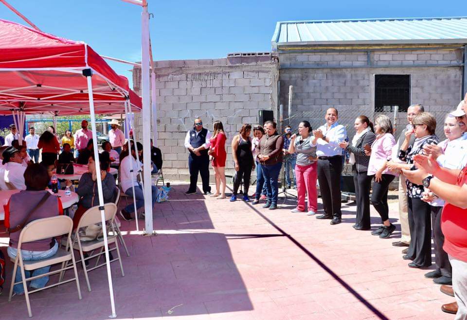 CNOP_CHIHUAHUA's tweet photo. La @CNOP_CHIHUAHUA estuvo presente con los vecinos de la colonia #LuisDonaldoColosio, realizando juegos de lotería, apoyo para lentes, asesoría jurídica, gestión social, defensa personal, atención médica.
#RenovaciónPopular #RenovacionPRI #YoConElPRI #VoyAlPRI https://t.co/GhIR2ztXHX