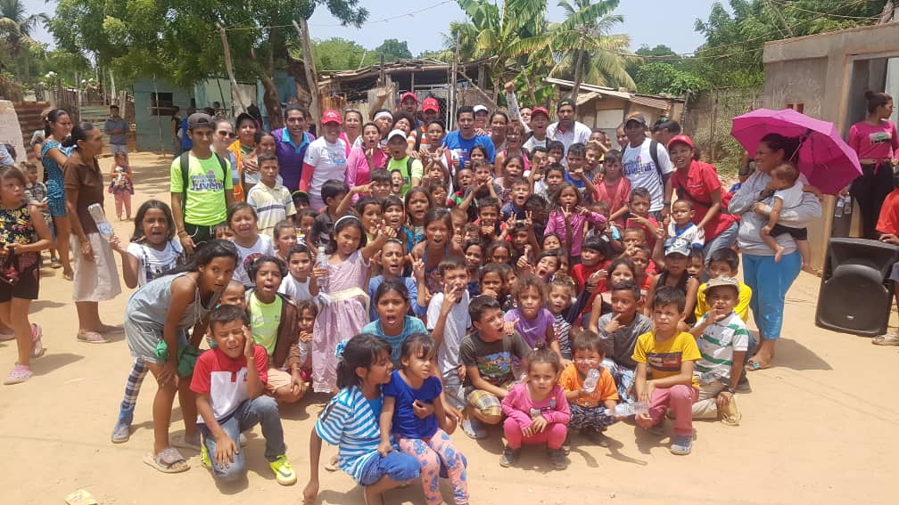 FNJPetrolera's tweet photo. #23M El @FNJPetrolera realizo una actividad en la parroquia Coquivacoa #Maracaibo, con colchon inflable, pintacaritas, peluquería, juegos tradicionales, recreación, música, para más de 100 niños y niñas con el apoyo de Dir. #JohanCruz y #DevnerCaballero @MQuevedoF @NicolasMaduro https://t.co/dRwKn9otII