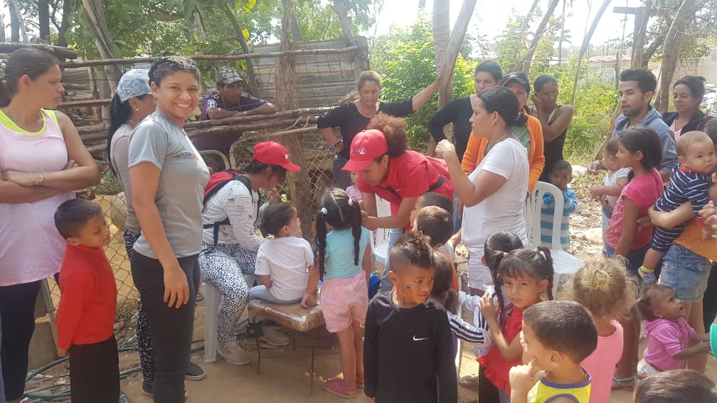 FNJPetrolera's tweet photo. #23M El @FNJPetrolera realizo una actividad en la parroquia Coquivacoa #Maracaibo, con colchon inflable, pintacaritas, peluquería, juegos tradicionales, recreación, música, para más de 100 niños y niñas con el apoyo de Dir. #JohanCruz y #DevnerCaballero @MQuevedoF @NicolasMaduro https://t.co/dRwKn9otII