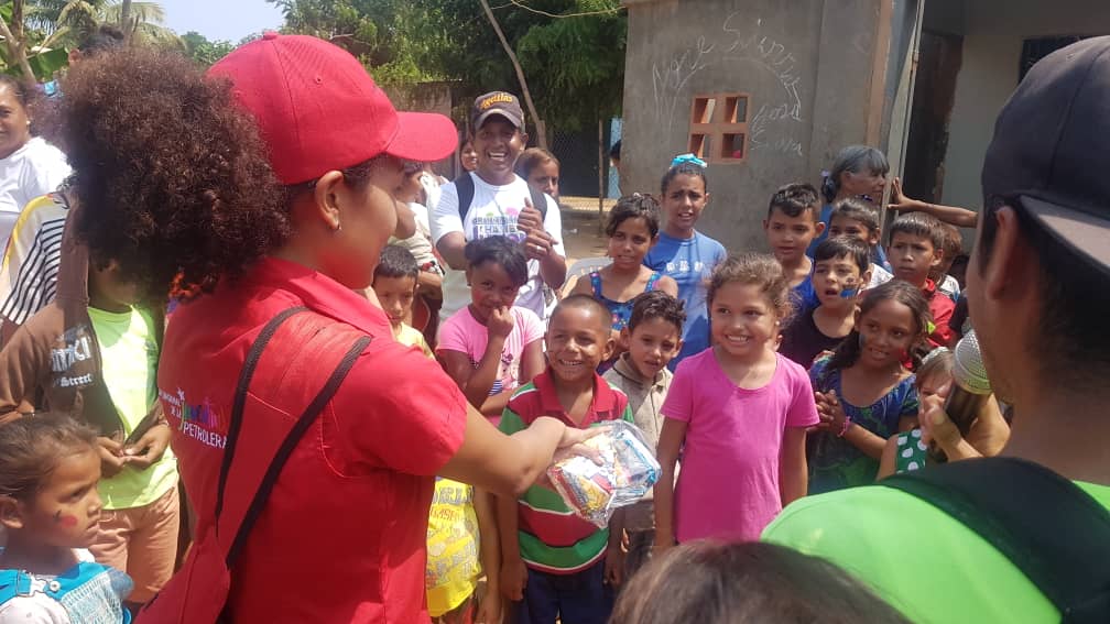 FNJPetrolera's tweet photo. #23M El @FNJPetrolera realizo una actividad en la parroquia Coquivacoa #Maracaibo, con colchon inflable, pintacaritas, peluquería, juegos tradicionales, recreación, música, para más de 100 niños y niñas con el apoyo de Dir. #JohanCruz y #DevnerCaballero @MQuevedoF @NicolasMaduro https://t.co/dRwKn9otII