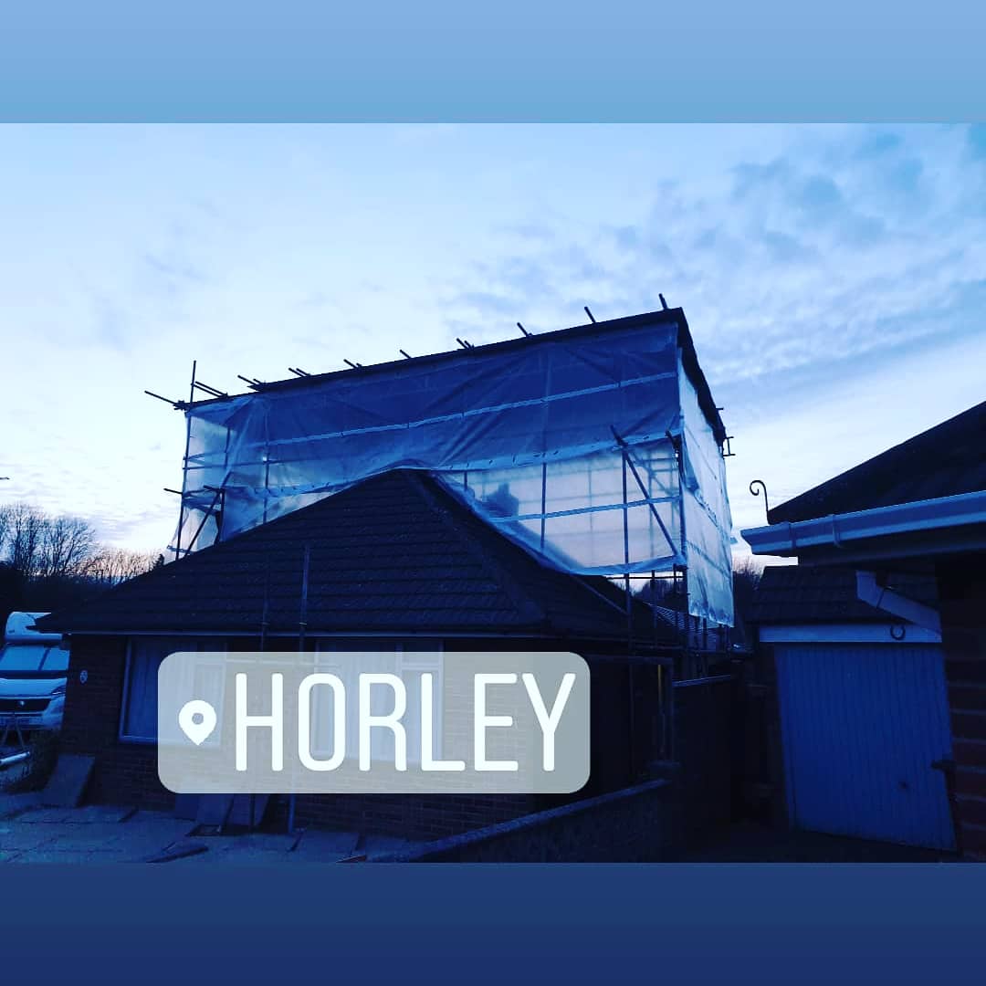DyeMagScaffLtd's tweet photo. Temporary roof for installation of new dormer👌🏻🔧😊
#Horley #Gatwick #scaffolding #scaffbeezy #scaff4life #roofing #construction #builders 
@DyeMagScaffLtd 
Instagram:@dyemagscaffolding https://t.co/DZiRMrbt6c