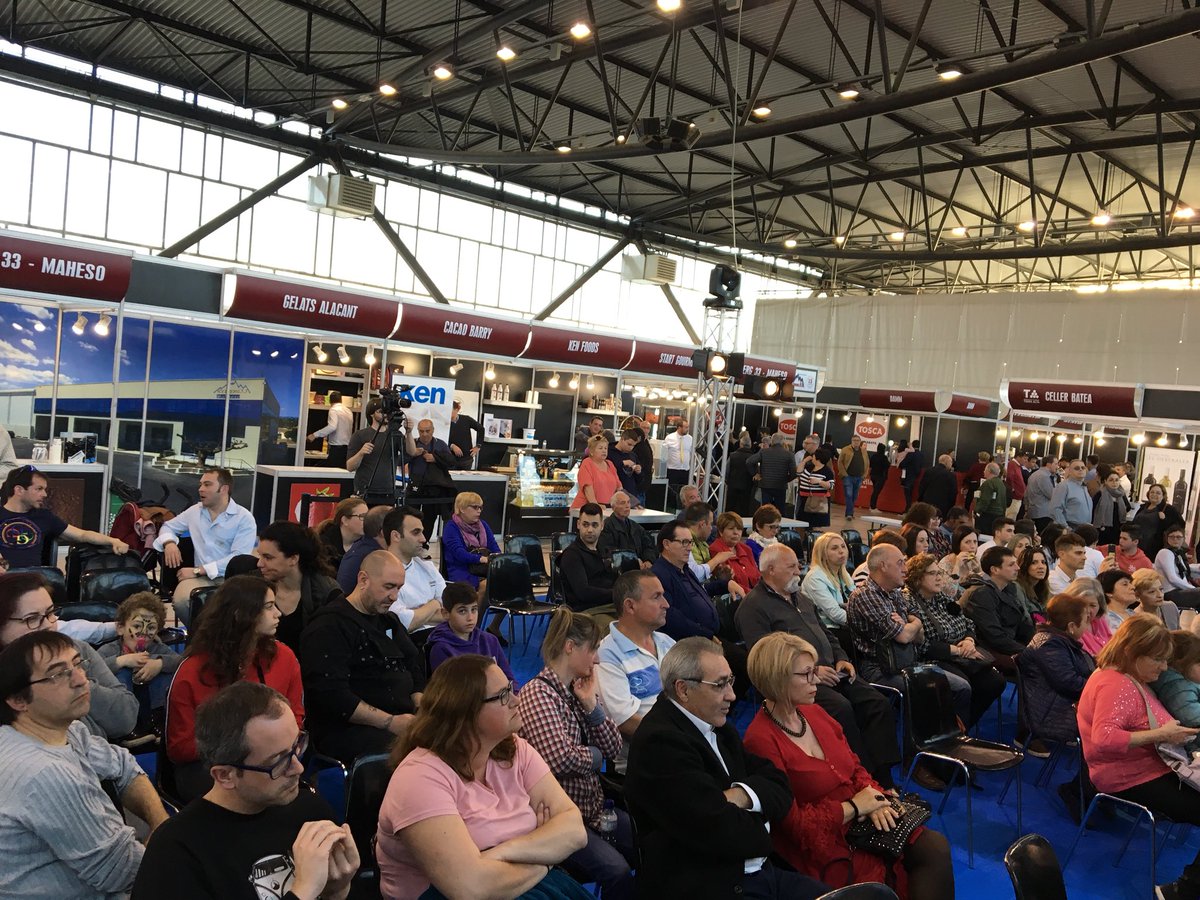 FestastTortosa's tweet photo. Gran espectació en els showcooking del #festast2019. Veniu a aprendre cuina! https://t.co/whYuwkxVMw