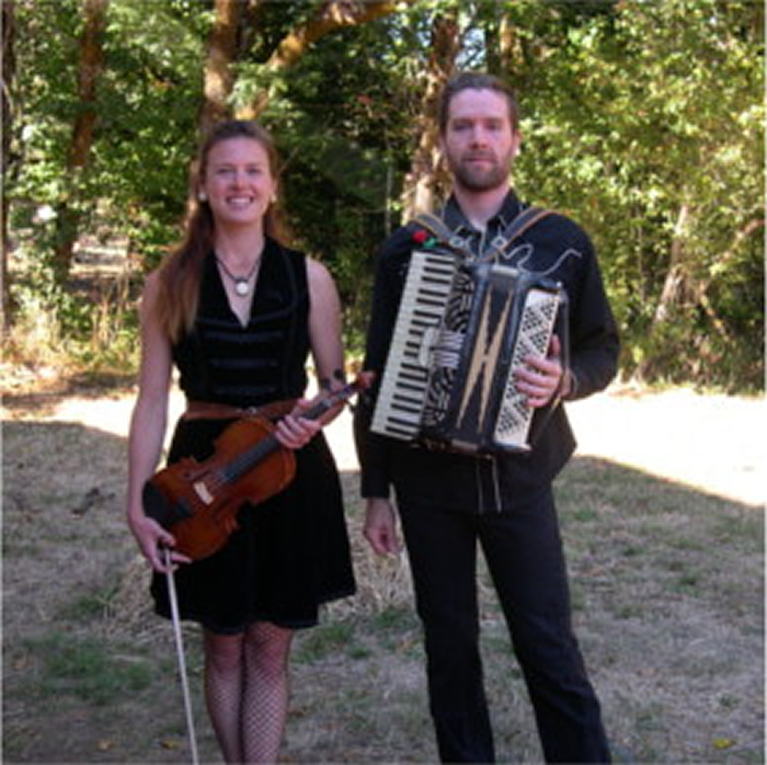 TravelerWeekend's tweet image. #FarmersMarket #PSU Market Music: Raven &amp;amp; Rose
23-March 11am Raven &amp;amp; Rose Ukrainian and Eastern European folk music led by the husband-and-wife team of Rosalie Crowe on violin and singer-songwriter Roy ravenrosemusic.com Video: bit.ly/2USiOm9  #DayTrippingPortland